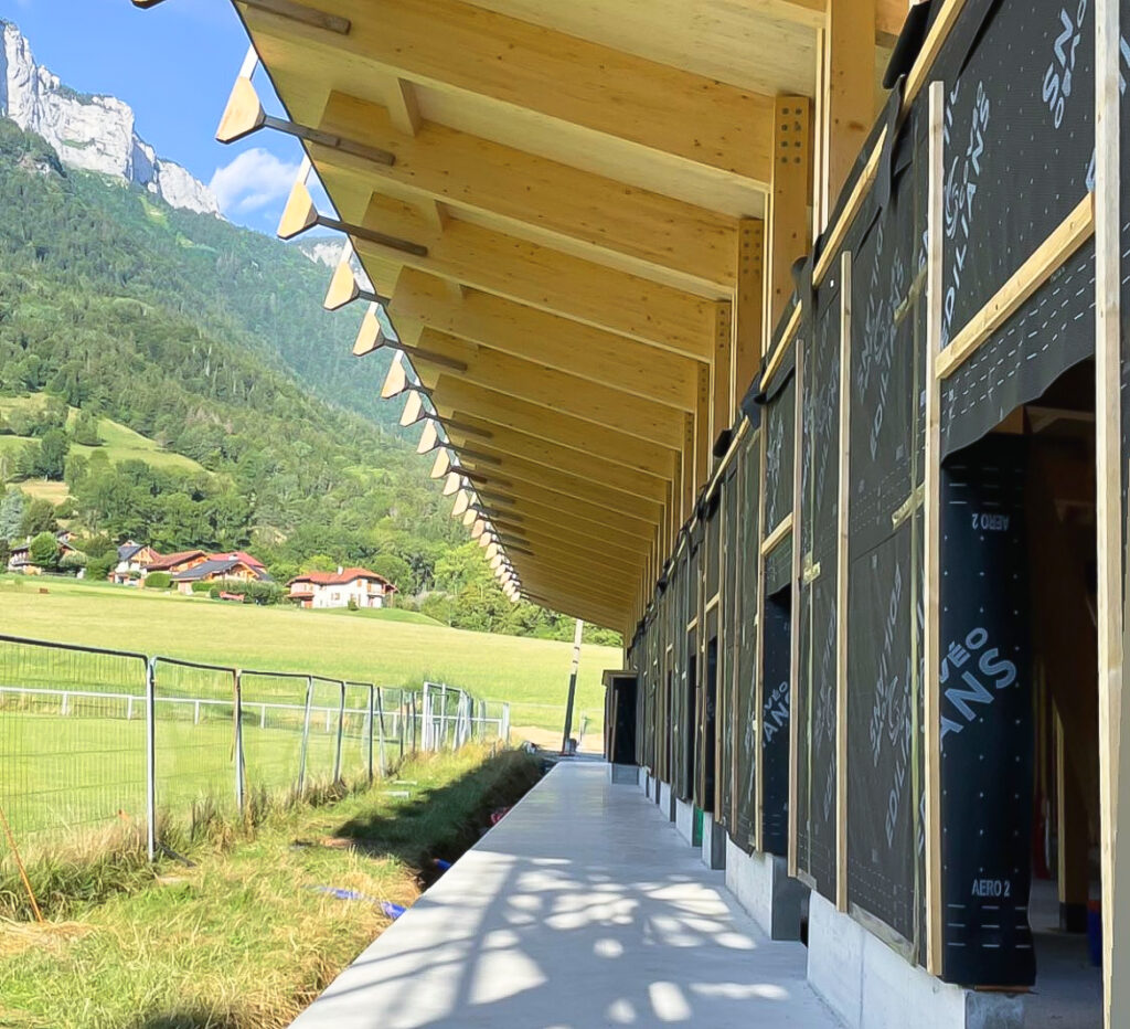 Club-house et vestiaires de stade charpente en bois lamellé collé