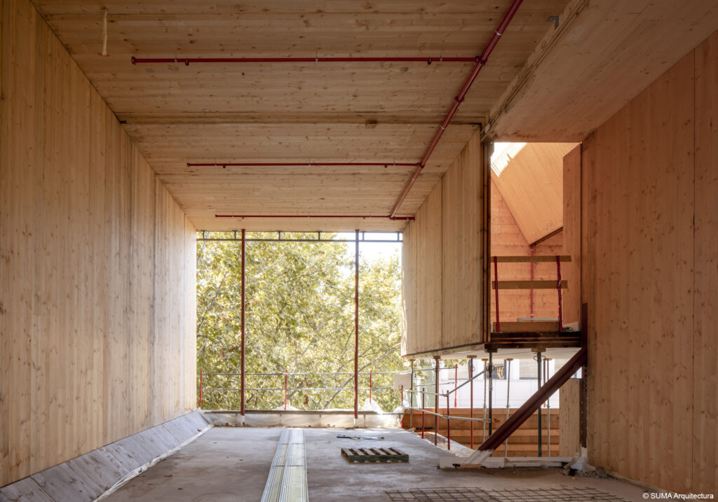 Bibliothèque en bois lamellé collé et CLT