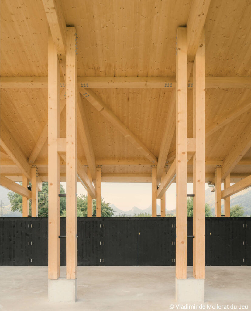 Club-house et vestiaires de stade charpente en bois lamellé collé