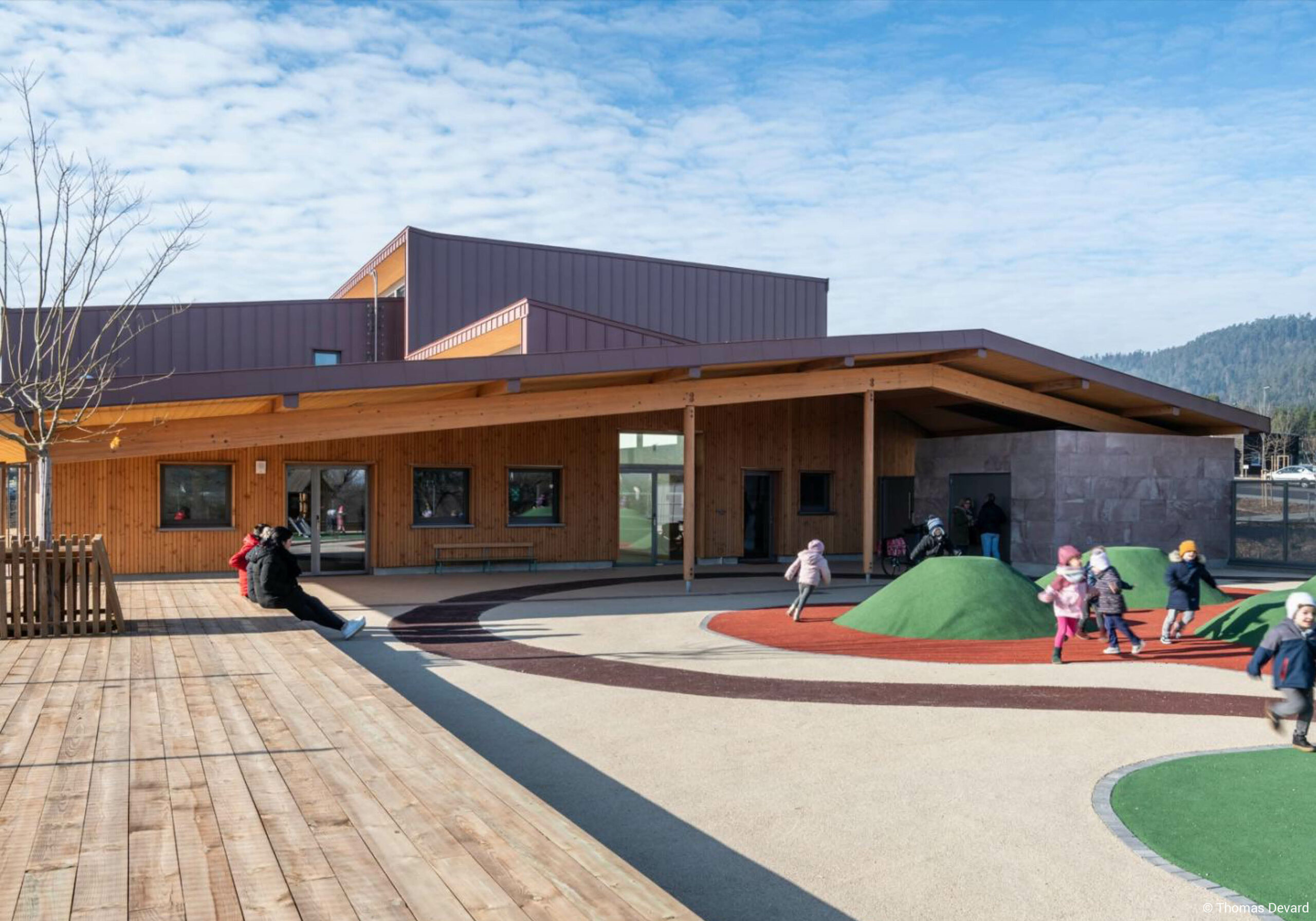 Groupe scolaire passif en structure bois avec charpente en bois lamellé collé, murs à ossature bois et escalier en CLT