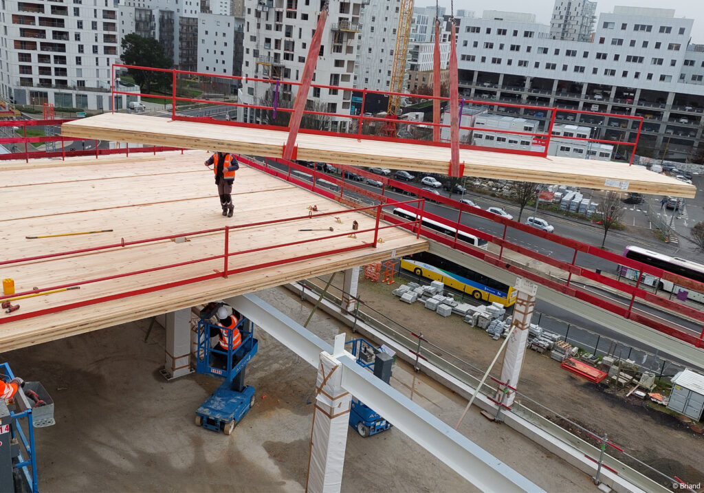 Pôle d'échanges multimodal gare de Nantes immeubles tertiaires en structure bois et planchers CLT