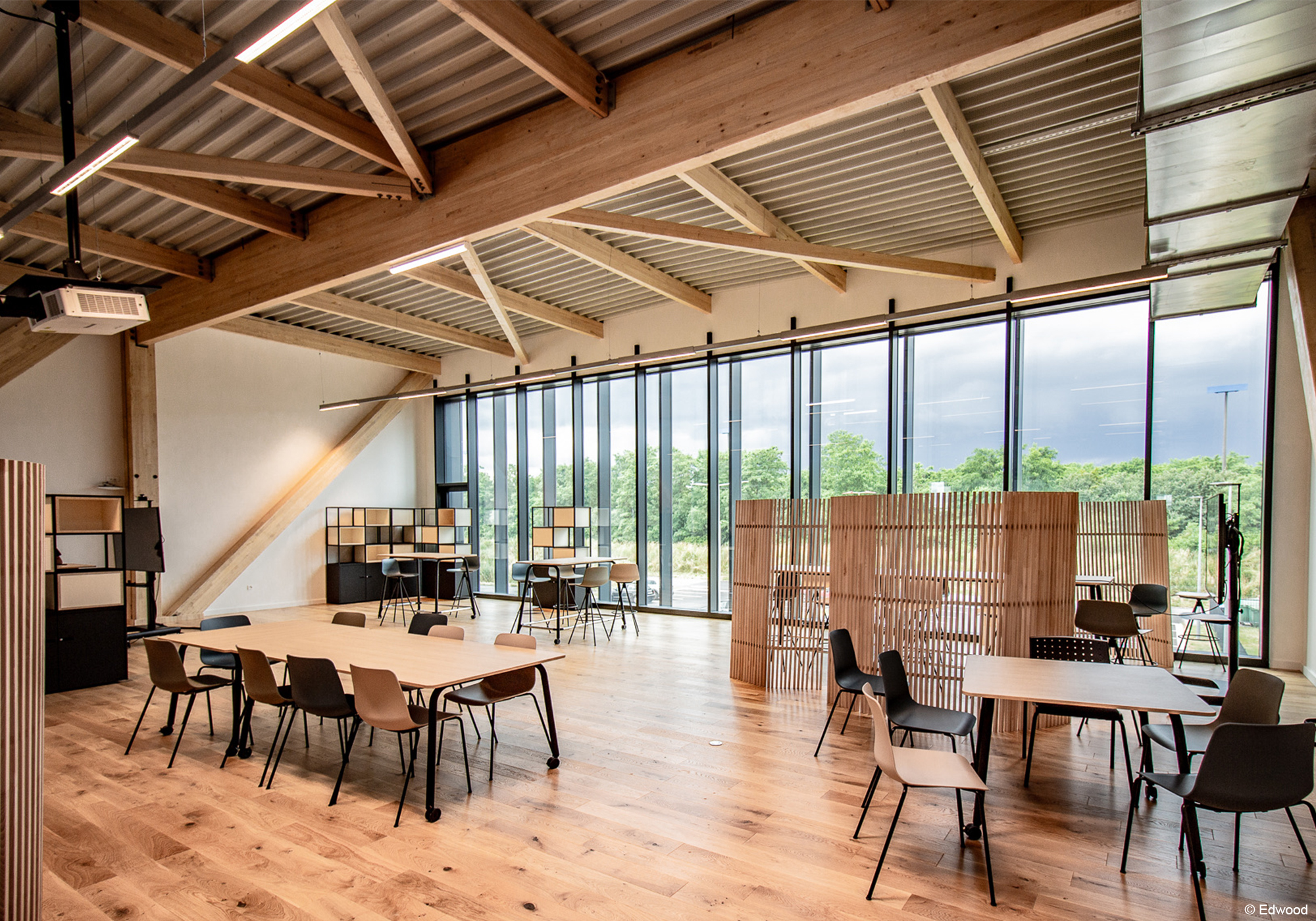 Extension immeuble de bureaux en bois avec structure en bois lamellé collé et planchers en CLT