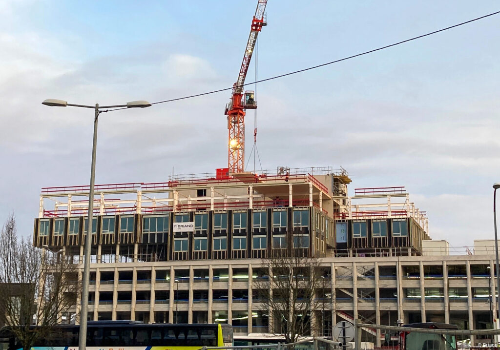 Pôle d'échanges multimodal gare de Nantes immeubles tertiaires en structure bois et planchers CLT
