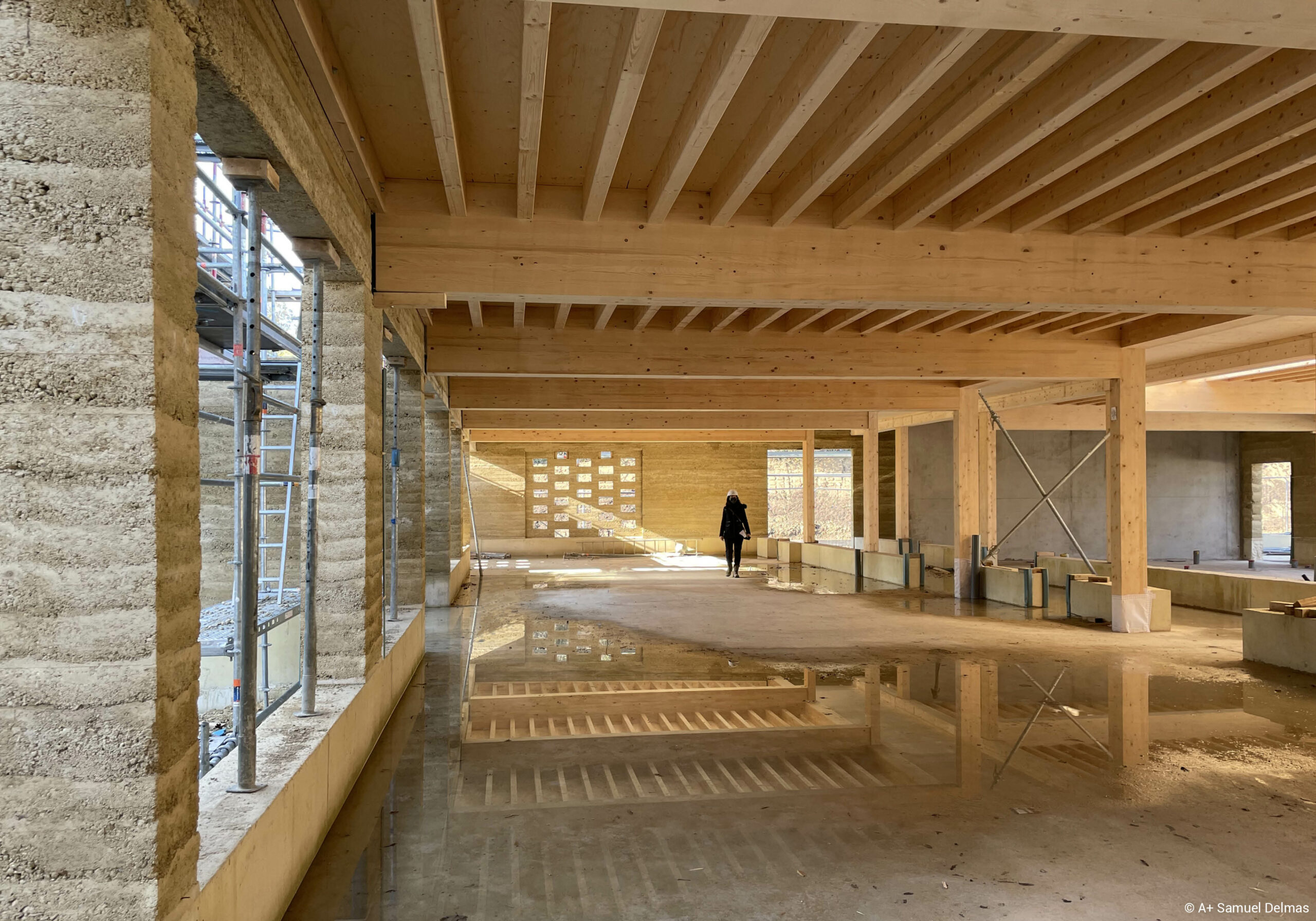 Groupe scolaire structure bois poteaux poutres en bois lamellé collé et support de toiture en CLT