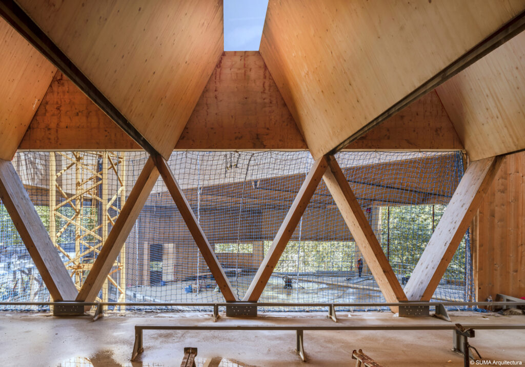Bibliothèque en bois lamellé collé et CLT