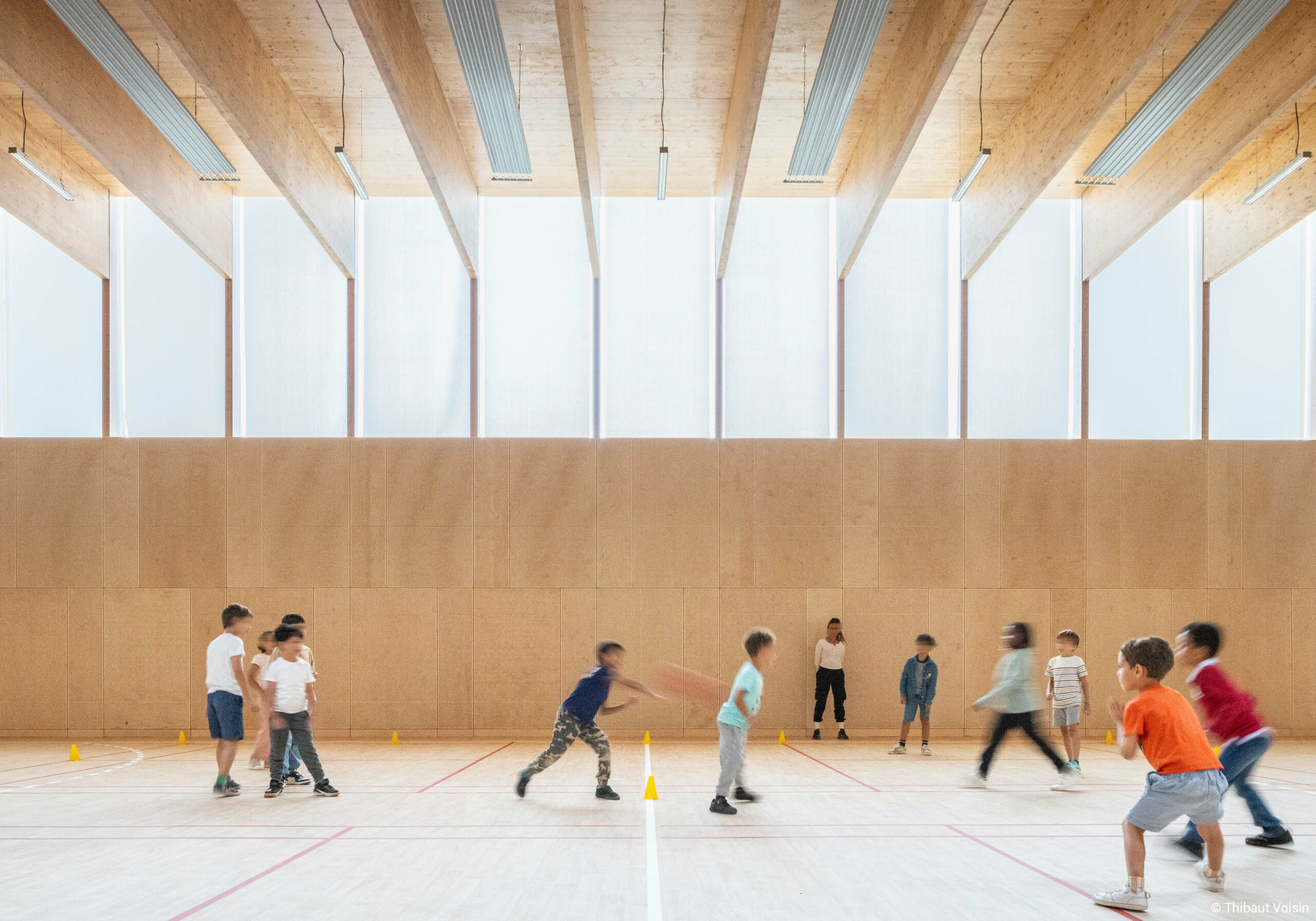 Groupe scolaire structure bois poteaux poutres en bois lamellé collé et support de toiture en CLT