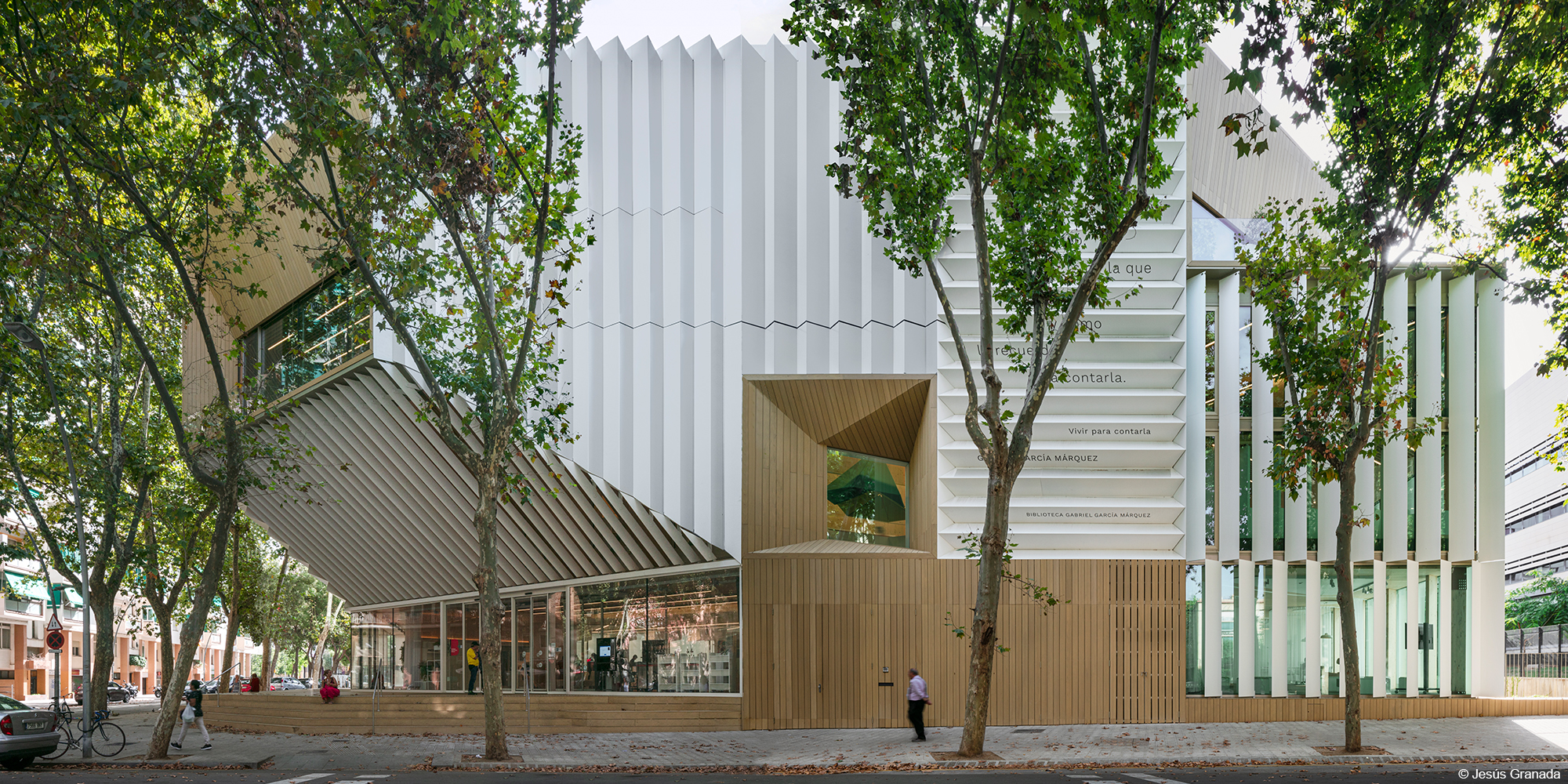 Bibliothèque en bois lamellé collé et CLT