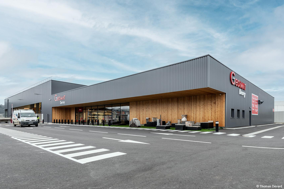 Magasin de négoce et entrepot de stockage Gedimat en bois lamellé collé et murs à ossature bois