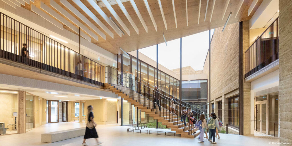 Groupe scolaire structure bois poteaux poutres en bois lamellé collé et support de toiture en CLT
