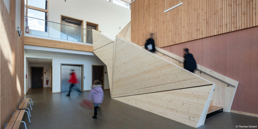 Groupe scolaire passif à structure en bois local bois avec charpente en bois lamellé collé et murs à ossature bois
