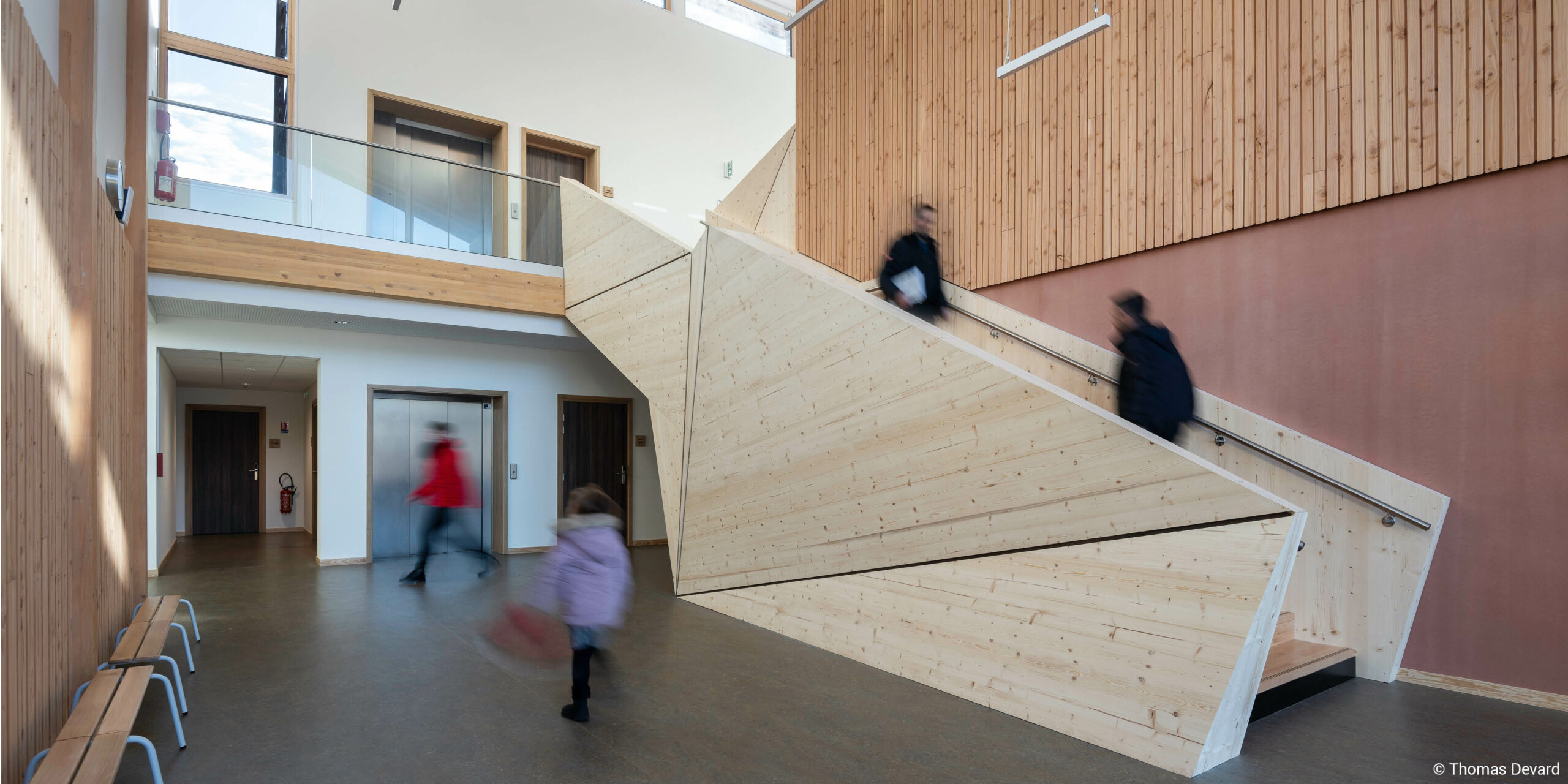Groupe scolaire passif à structure en bois local bois avec charpente en bois lamellé collé et murs à ossature bois