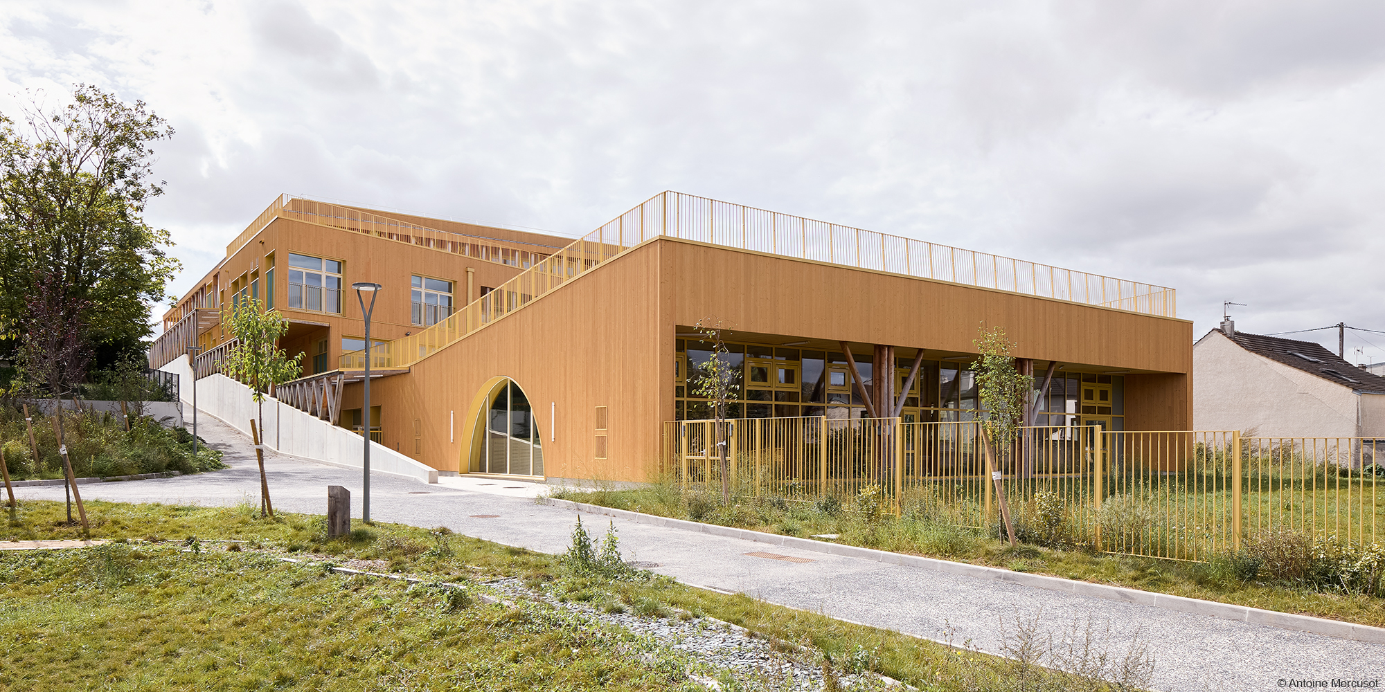 Groupe scolaire en construction bois avec bois lamellé collé, CLT, murs à ossature bois et LVL