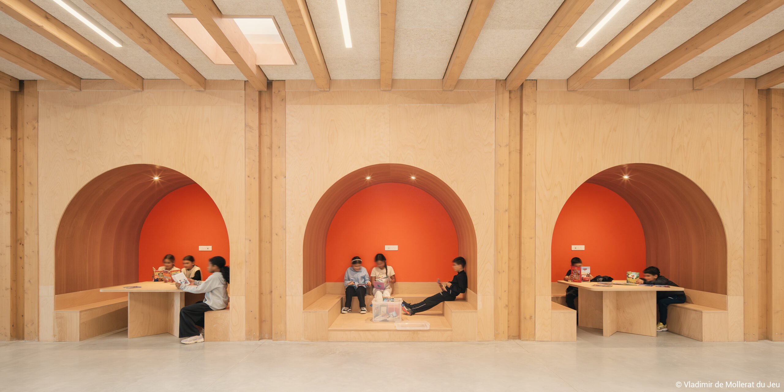 Groupe scolaire structure en bois lamellé collé, pierre et terre crue