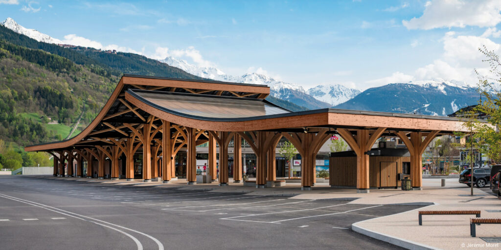 Ombrière photovoltaïque en bois lamellé collé, bois massif, bois scolyté et métal