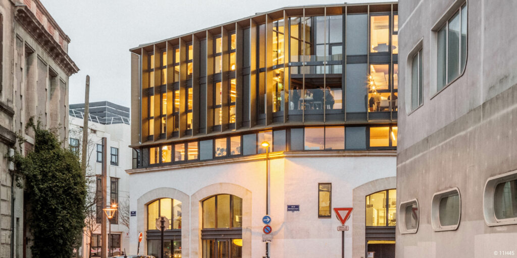 Surélévation en bois immeuble avec structure en bois lamellé collé et murs à ossature bois