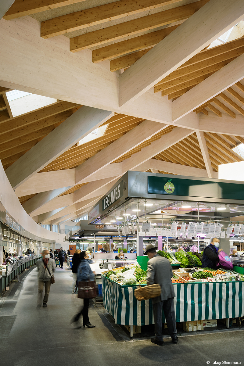 halle de marché charpente auto-ventée en bois lamellé collé