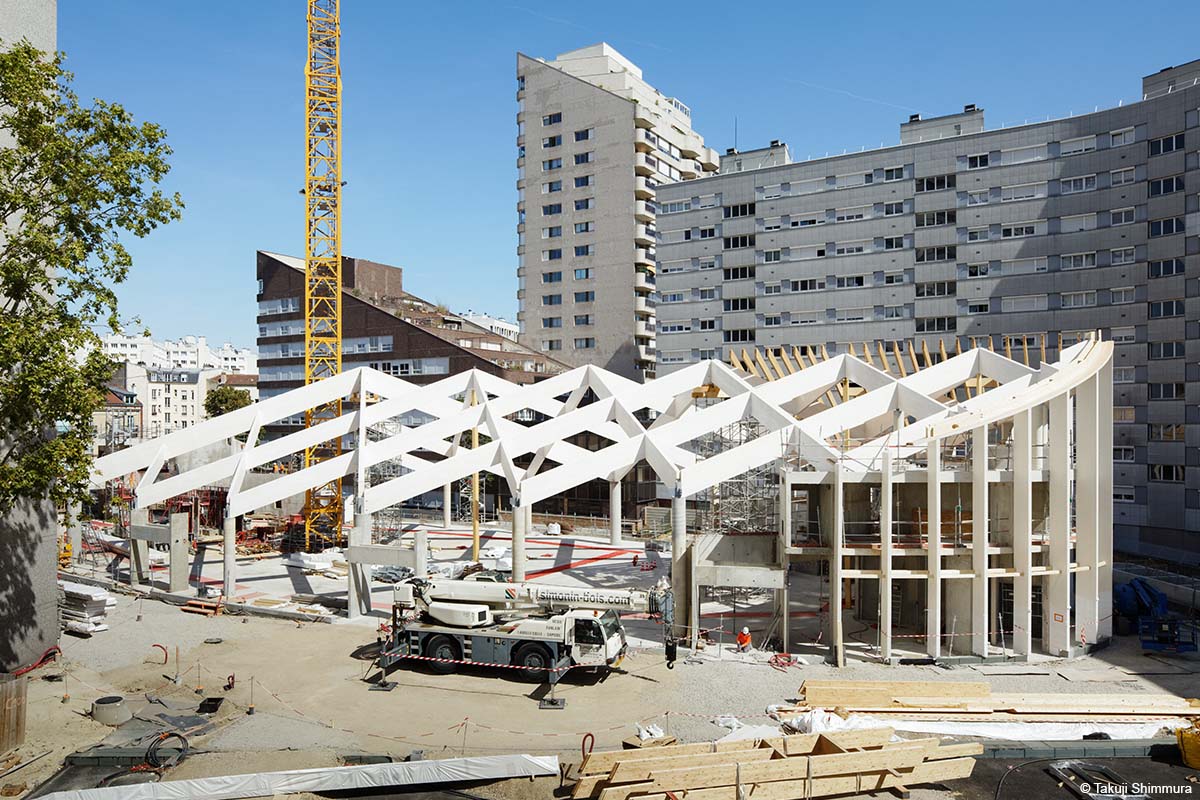 halle de marché charpente auto-ventée en bois lamellé collé