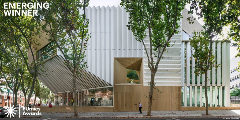 Bibliothèque en bois lamellé collé et CLT