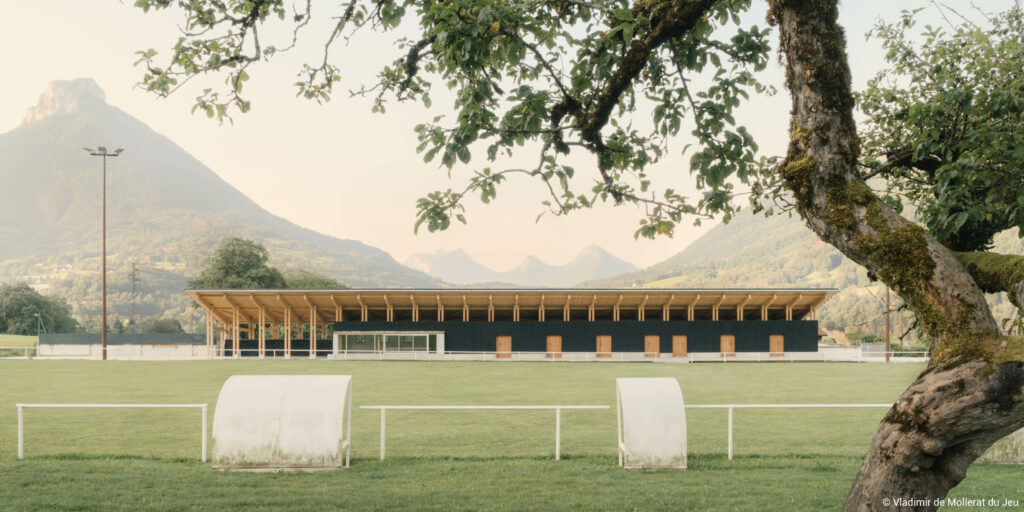 Club-house et vestiaires de stade charpente en bois lamellé collé