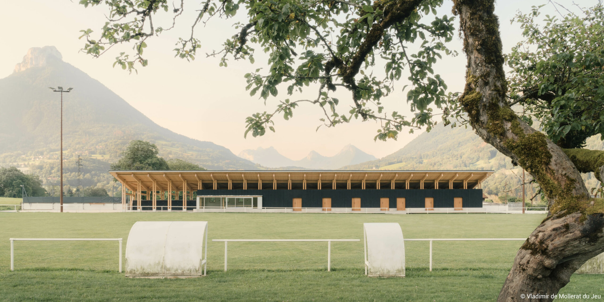 Club-house et vestiaires de stade charpente en bois lamellé collé