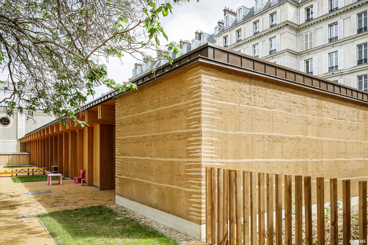 Crèche en bois lamellé collé et terre crue pisé