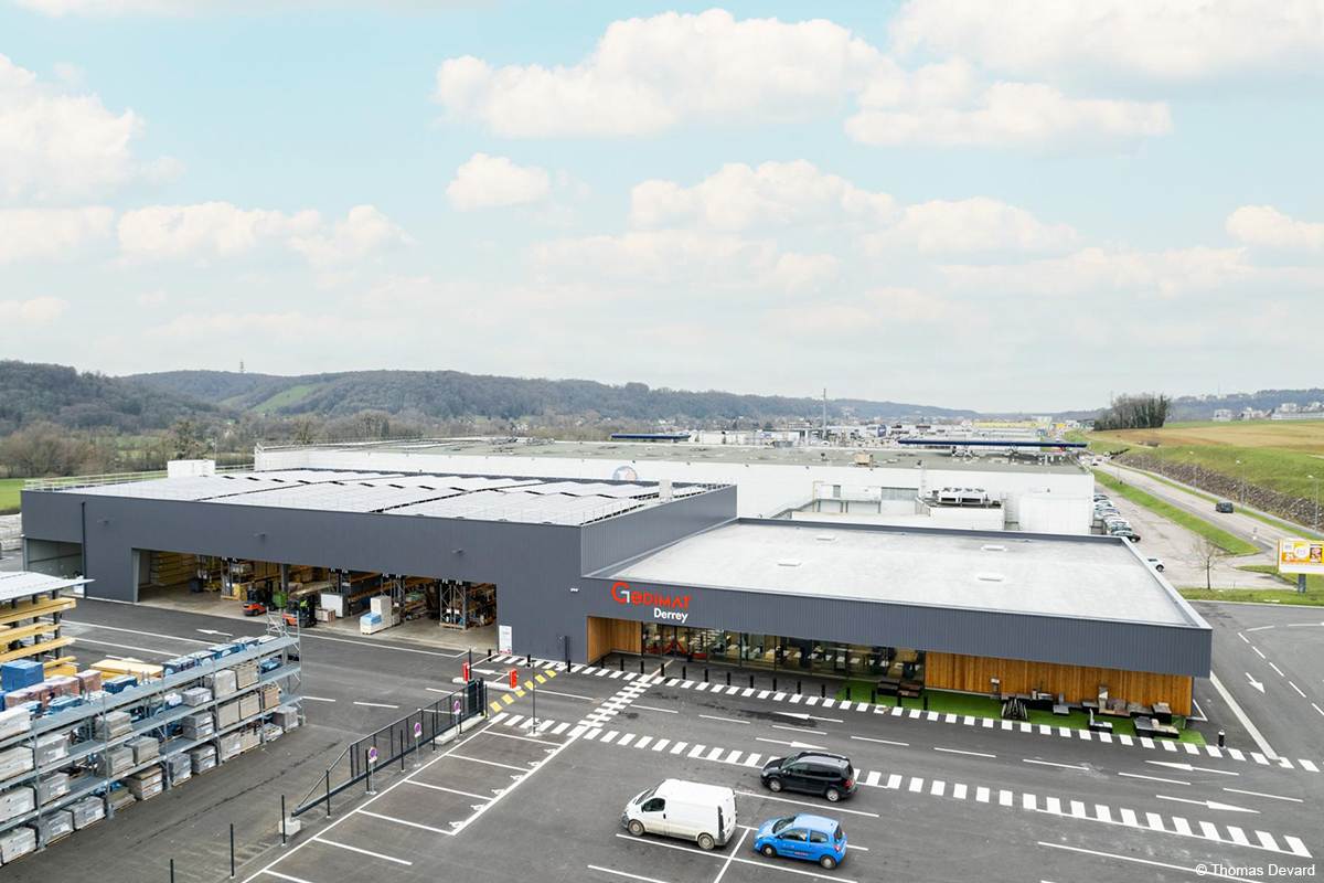 Magasin de négoce et entrepot de stockage Gedimat en bois lamellé collé et murs à ossature bois