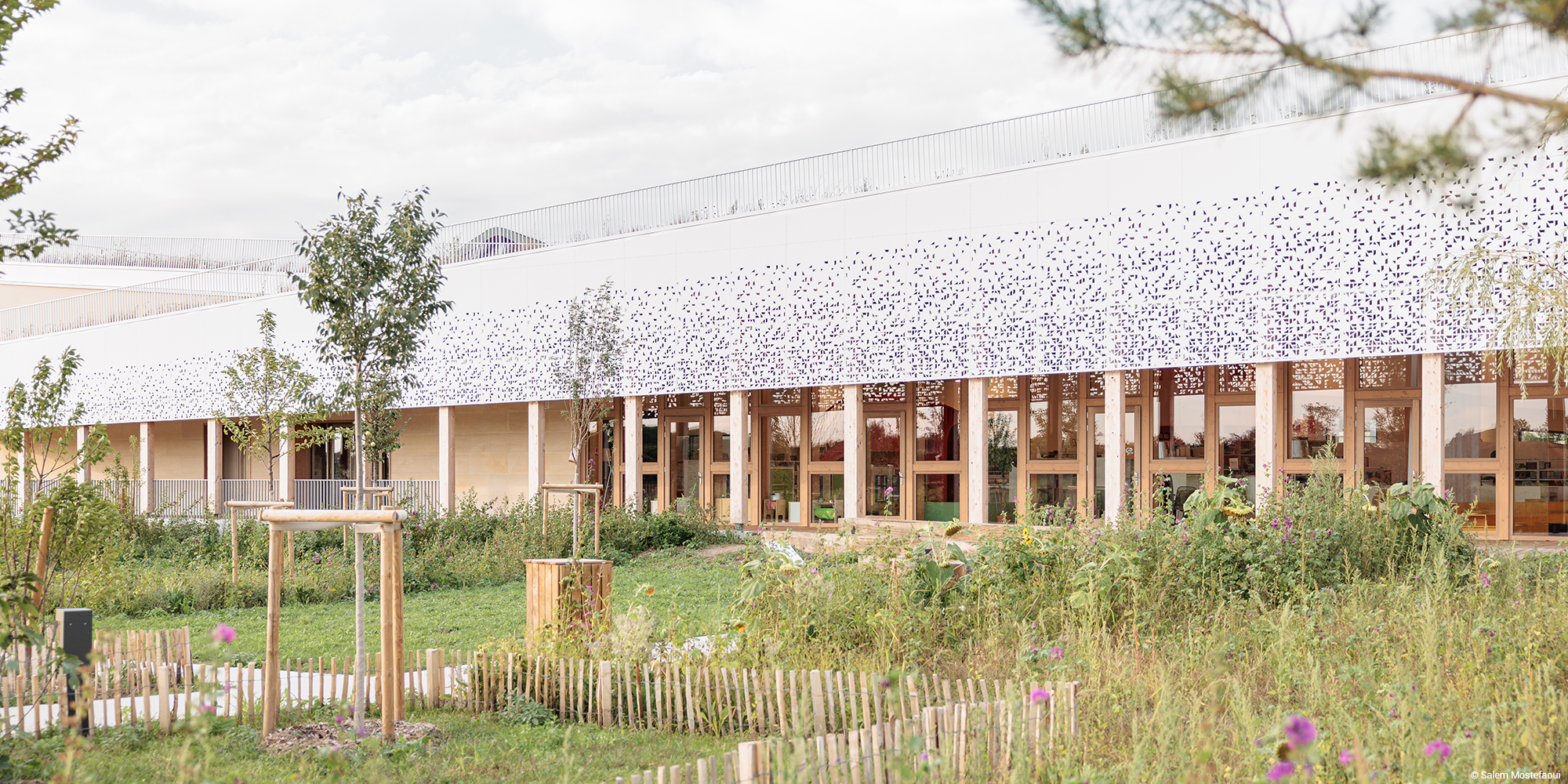 médiathèque en bois et pierre massive avec charpente en bois lamellé et noyau en CLT