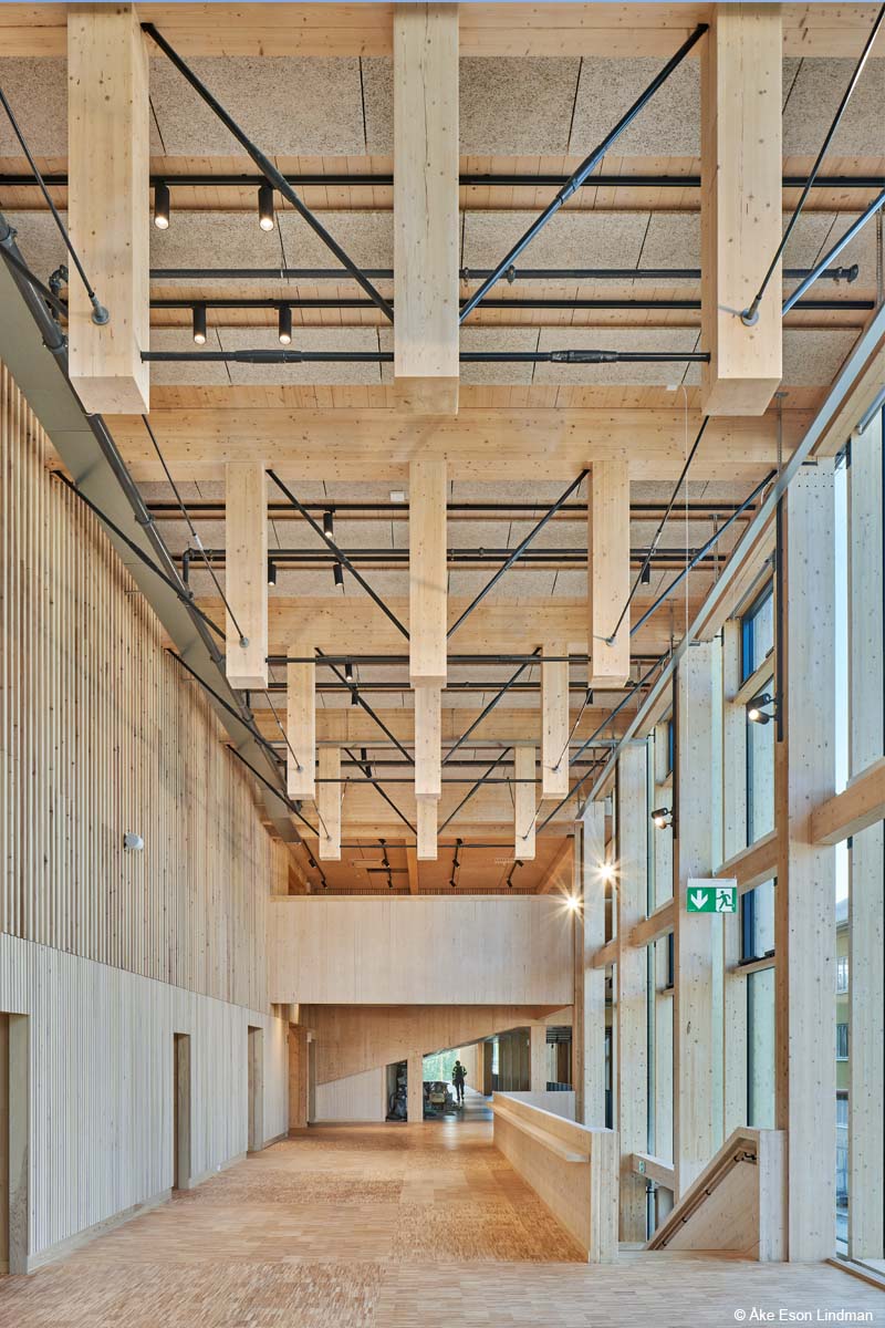 immeuble de grande hauteur en bois lamellé collé et CLT centre culturel en bois hôtel en bois construction bois en Suède