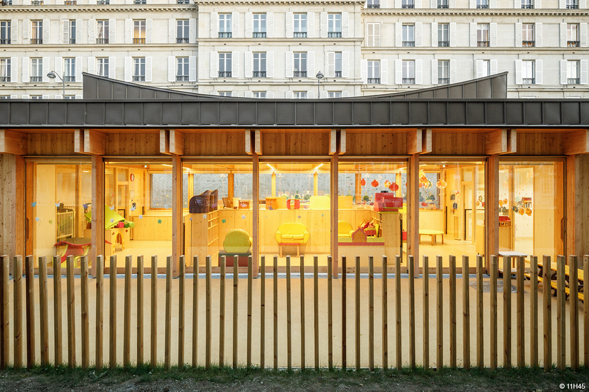 Crèche en bois lamellé collé et terre crue pisé