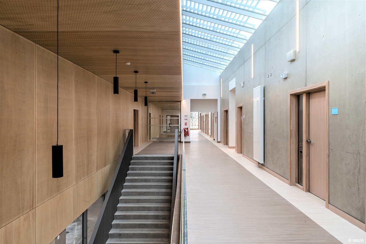 Collège en structure bois et pierre charpente et ombrière en bois lamellé collé