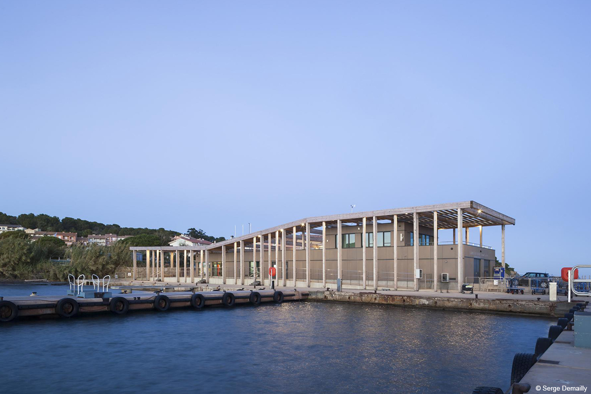 Gare maritime en bois avec charpente en bois lamellé collé et murs en CLT