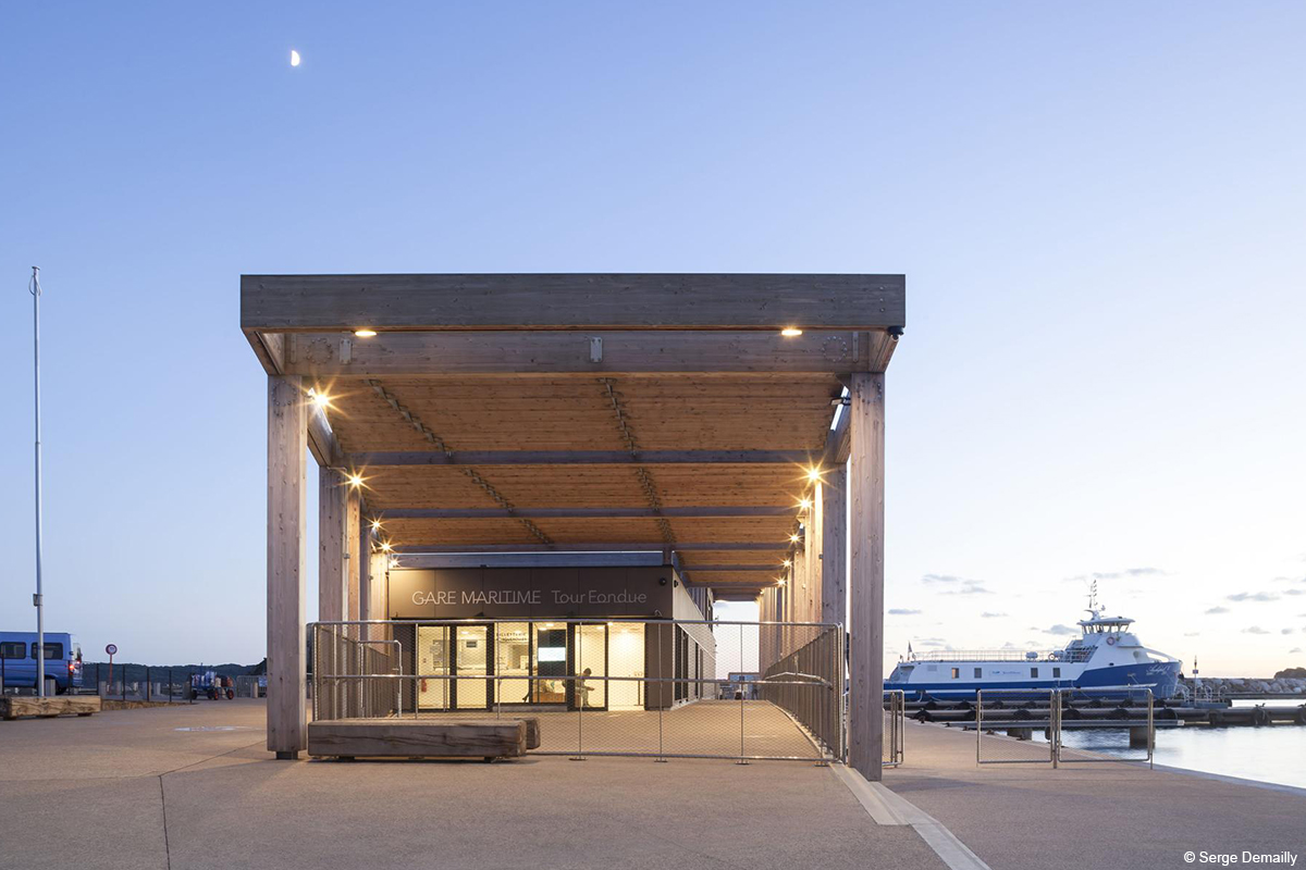 Gare maritime en bois avec charpente en bois lamellé collé et murs en CLT