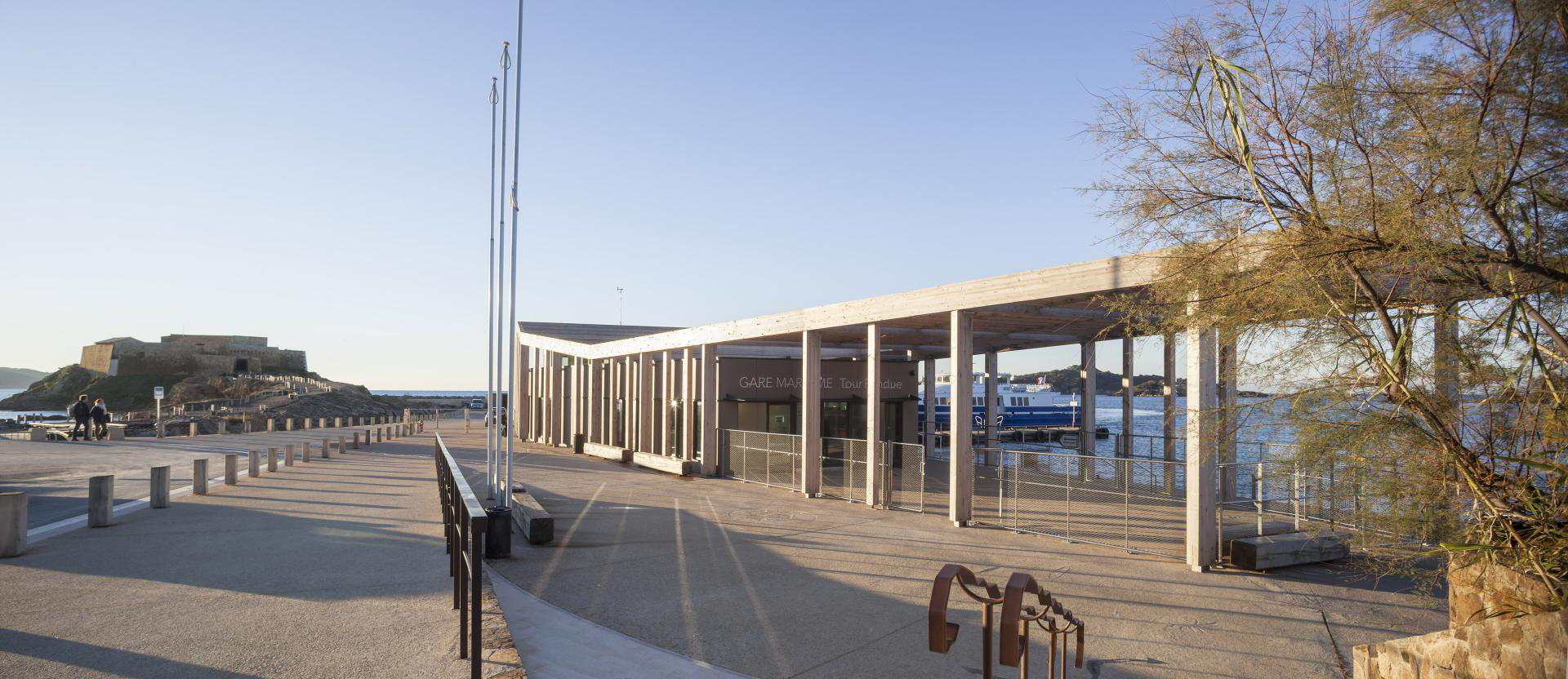 Gare maritime en bois avec charpente en bois lamellé collé et murs en CLT