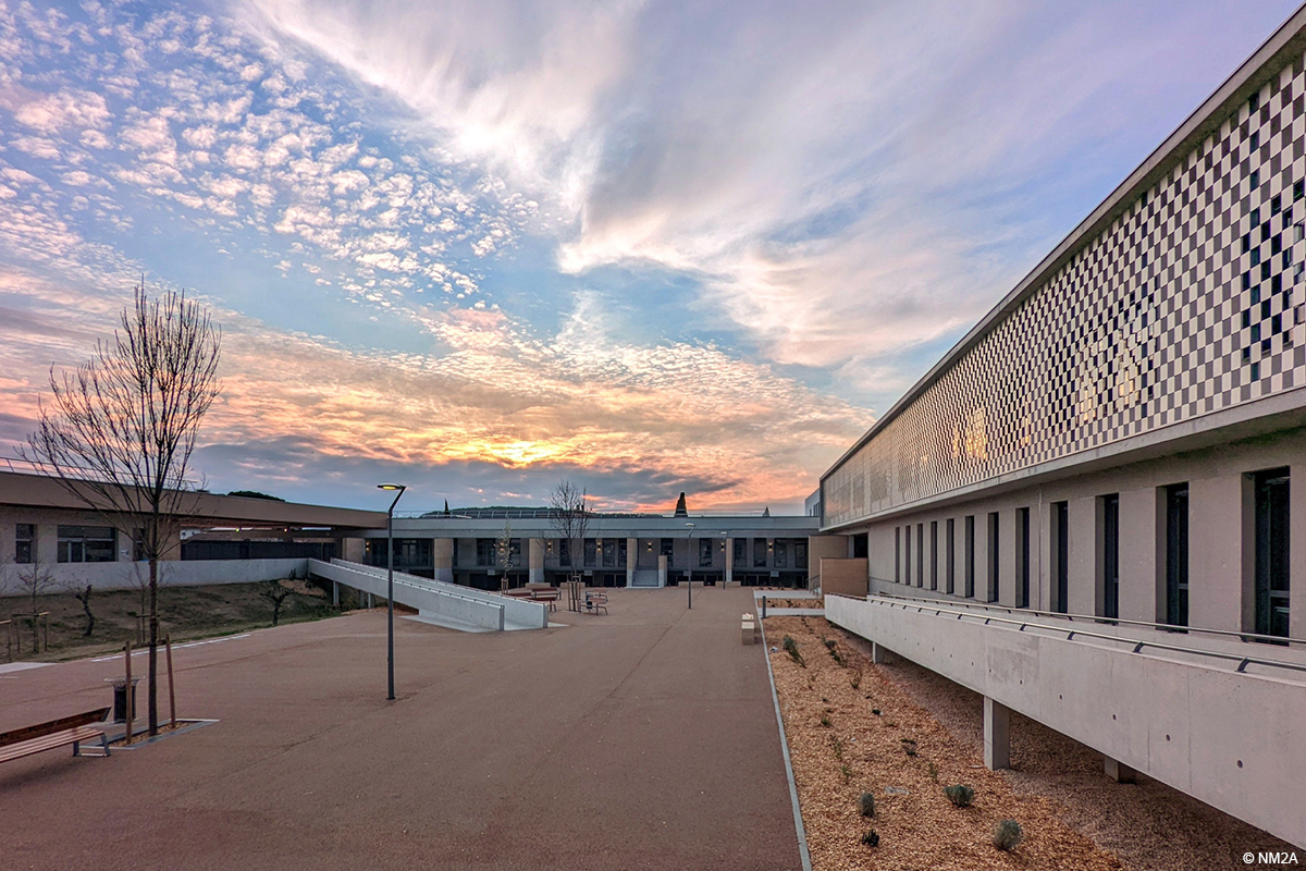 Collège en structure bois et pierre charpente et ombrière en bois lamellé collé